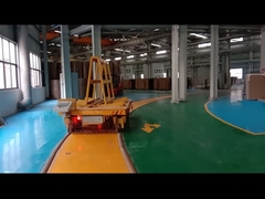 trole levando do trilho da laje de pedra